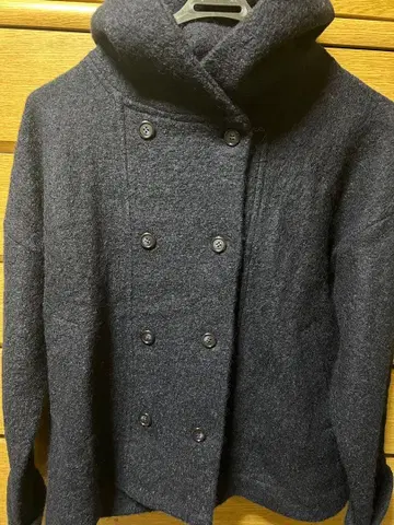 다크 네이비 더블 브레스트 후드 부착 코트