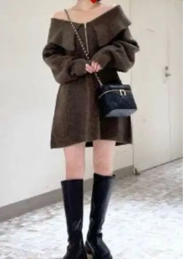 [ 완판템 ] Heather 오프숄더 하프 ZIP 미니 원피스 브라운