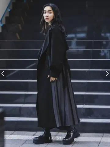 HARE 바이컬러 플리츠 코트 블랙