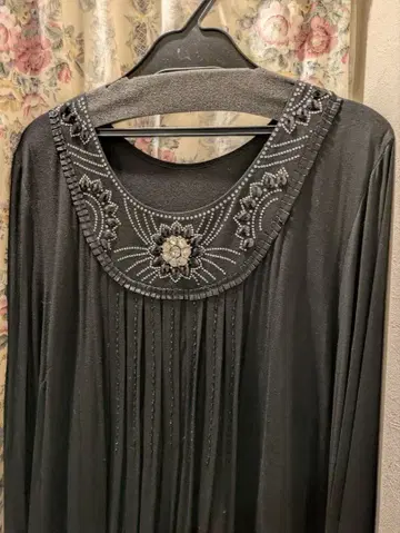 블랙 비즈 자수 긴팔 원피스