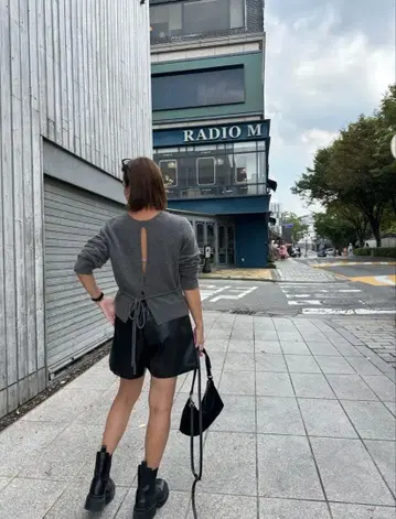 MEME 메메 등 트임 스웨터