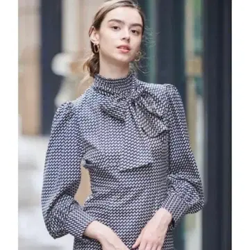 [ And Couture ] 기하학 보타이 셔링 하이넥 원피스