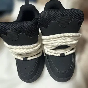 블랙 하이컷 스니커즈