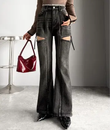 다크 그레이 플레어 데님 컷 아웃