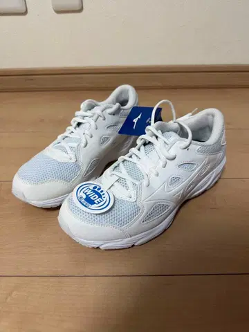 미즈노 와이드 화이트 스니커즈