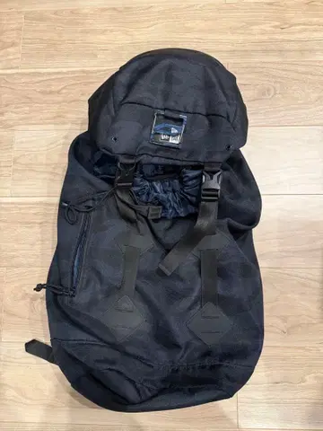 뉴에라 백팩 35L 카모플라주 네이비