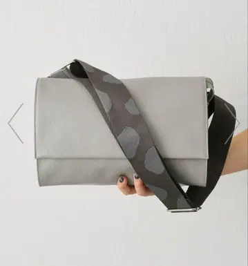 레오파드 무늬 스트랩 그레이 숄더백