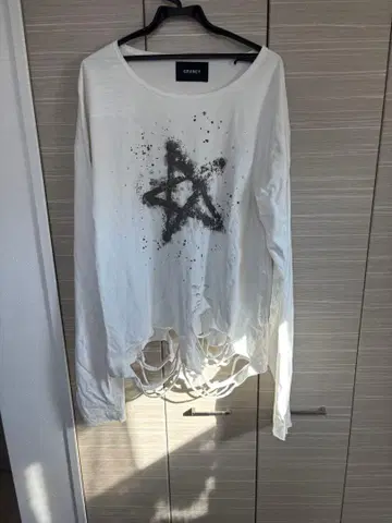 [ GRANCY ] 큐빅 디자인 그래픽 데미지 롱 T