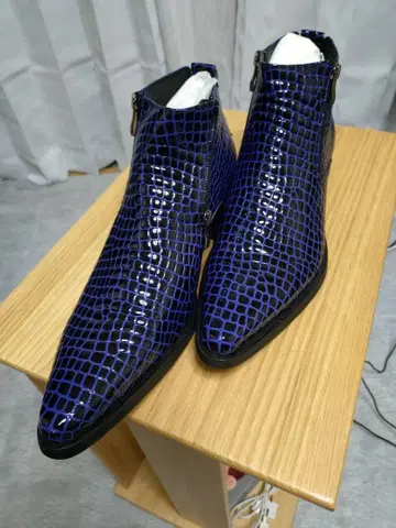 파랑과 블랙의 크로커다일풍 부츠