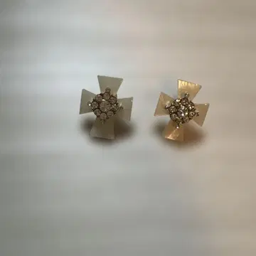 joujou 미니 크로스형 화이트 쉘 귀걸이