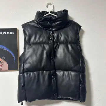 ZARA 블랙 가죽 다운 베스트 M