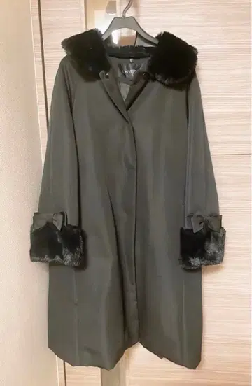 퍼 카라 부착 롱 코트