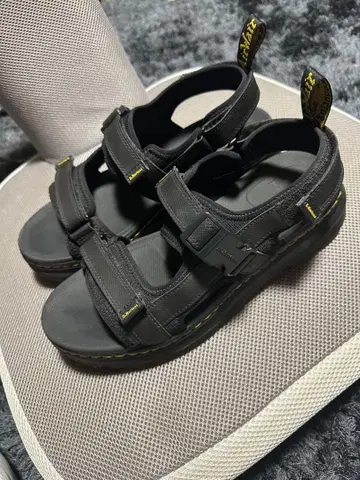 닥터마틴 멀티 스트랩 샌들