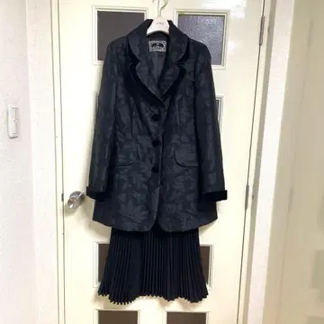 알바 블랙 플라워 무늬와 플리츠 스커트의 셋업