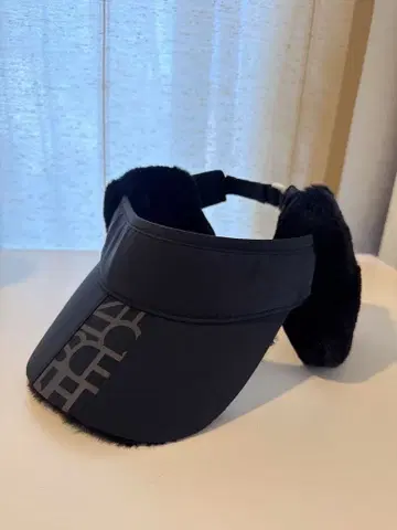 데상트 골프 귀도리 포함 블랙 바이저