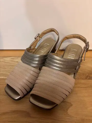 베이지와 실버 오픈토 샌들