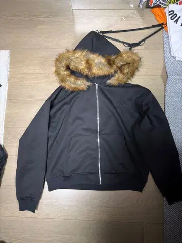 짧은 기장 퍼 후드티