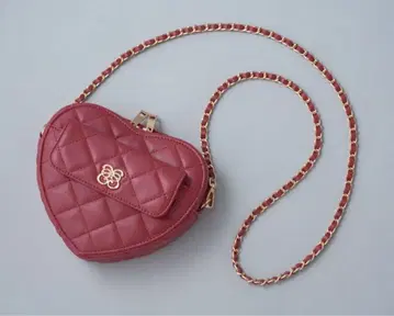 빨간색 하트 모양 숄더백