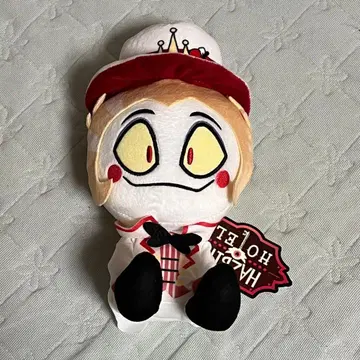 해즈빈 호텔에 오신 것을 환영합니다 앉은 봉제 인형 루시퍼