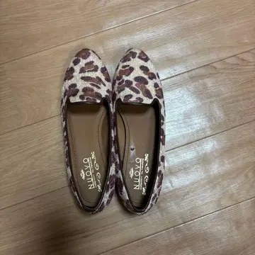 레오파드 무늬 플랫슈즈