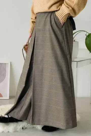 브라운 계열 체크 무늬 플리츠 롱 스커트