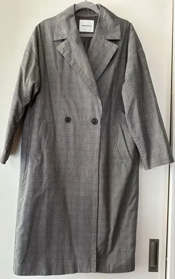 그레이 체크 무늬 롱 코트