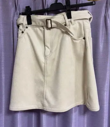 Chico 벨트 포함 로고 자수 사다리꼴 미니 스커트