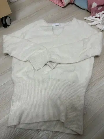 울 혼방 V넥 긴팔 상의