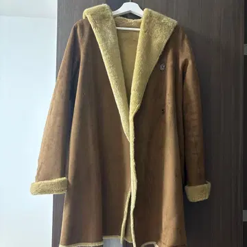 ROSSO 후드 부착 브라운 무스탕 코트