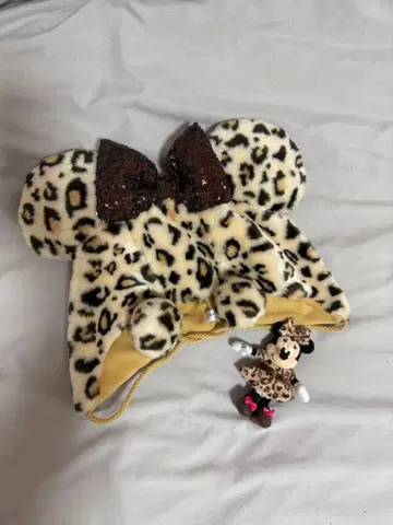 레오파드 무늬 팬캡과 봉제 인형 참