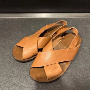 마가렛호웰 37 카멜 크로스 스트랩 샌들