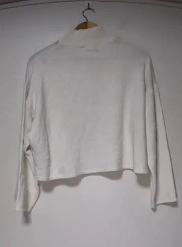 ZARA 하이넥 화이트 크롭 스웨터