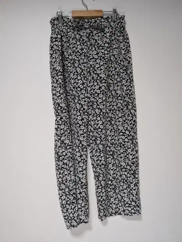 [ NO BRAND ] 블랙과 화이트의 꽃무늬 캐주얼 팬츠