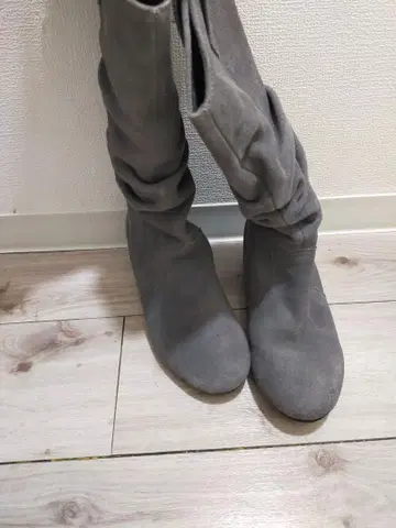 그레이 스웨이드 롱 부츠