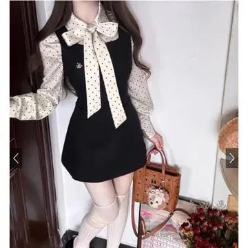 리본 포함 도트 무늬 셔츠 x 스퀘어 넥 슬리브리스 미니 원피스 셋업