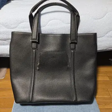 TAKEO KIKUCHI 블랙 합성 피혁 토트백 지퍼 포켓 부착