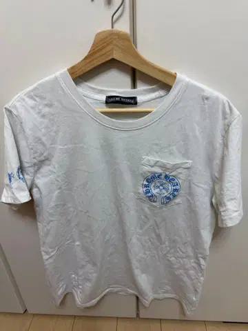 화이트 T셔츠 프론트 포켓 부착