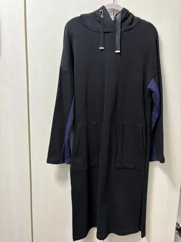 후드 부착 블랙 긴팔 원피스