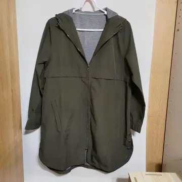 올리브(카키) 색상 후드 부착 롱 모즈 코트