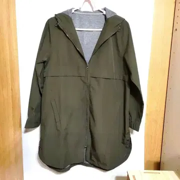 올리브(카키) 색상 후드 부착 롱 모즈 코트