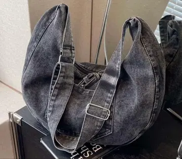 유니크한 모양의 데님 숄더백