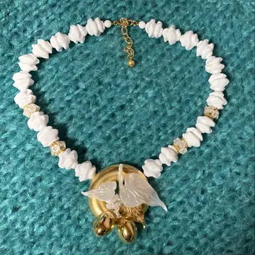 화이트 비즈와 골드 펜던트의 목걸이 & 초커