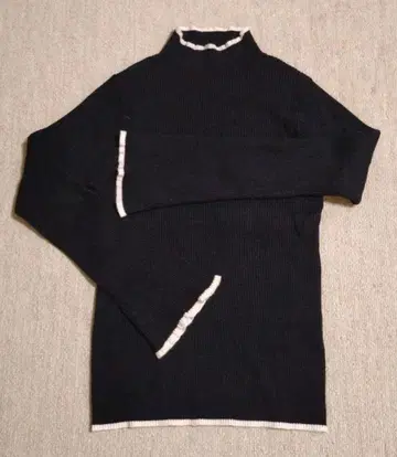 블랙 하이넥 프릴 스웨터