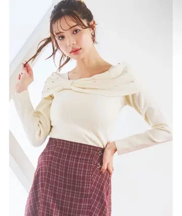 비쥬 부착 리본 오프숄더 니트탑