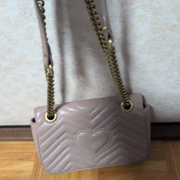 베이지 하트 스티치 숄더백