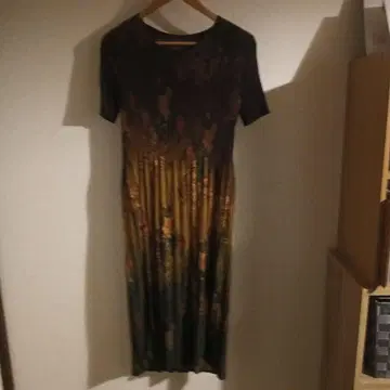 그린 계열 꽃무늬 플리츠 반팔 원피스