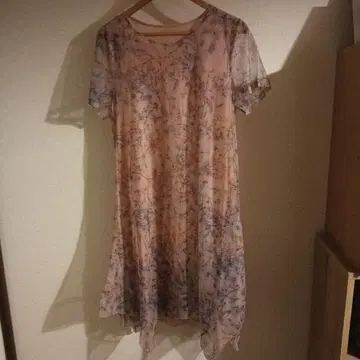 핑크 꽃무늬 반팔 무릎 기장 원피스