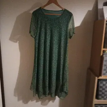 그린 컬러 꽃무늬 반팔 무릎 기장 원피스