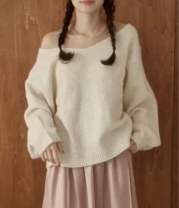 [ 새상품급 ] 울 V넥 오프숄더 니트 moi tytto 아이보리