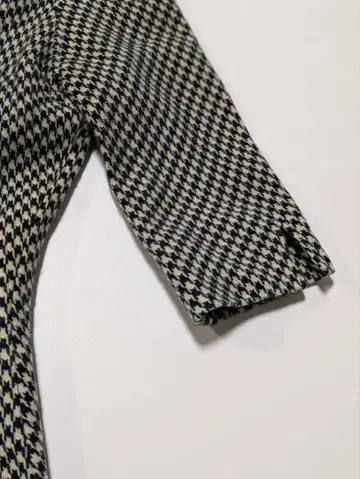 긴팔 상의와 스커트